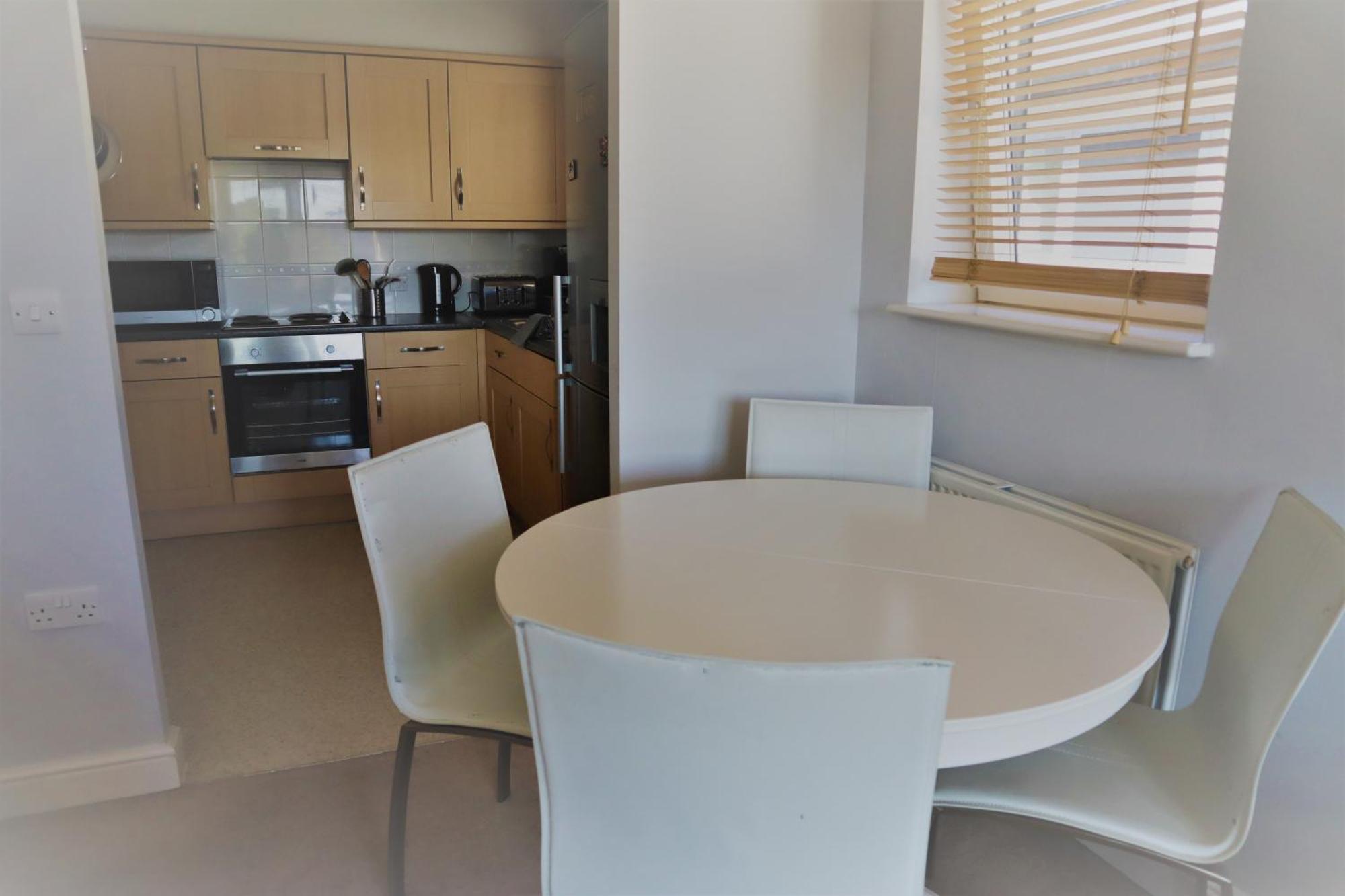 2Br Apt In Crawley W Parking - Near Gatwick Apartment Ngoại thất bức ảnh