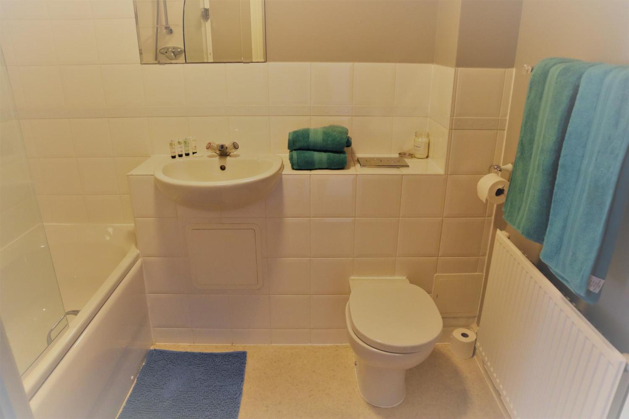 2Br Apt In Crawley W Parking - Near Gatwick Apartment Ngoại thất bức ảnh